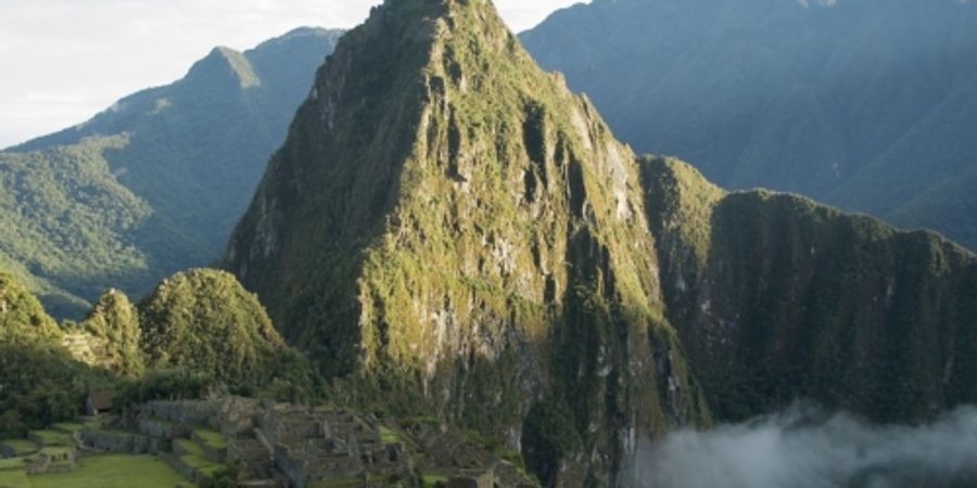 image - DES SOMMETS SACRÉS À LA RACINE DU MONDE par André Maurice