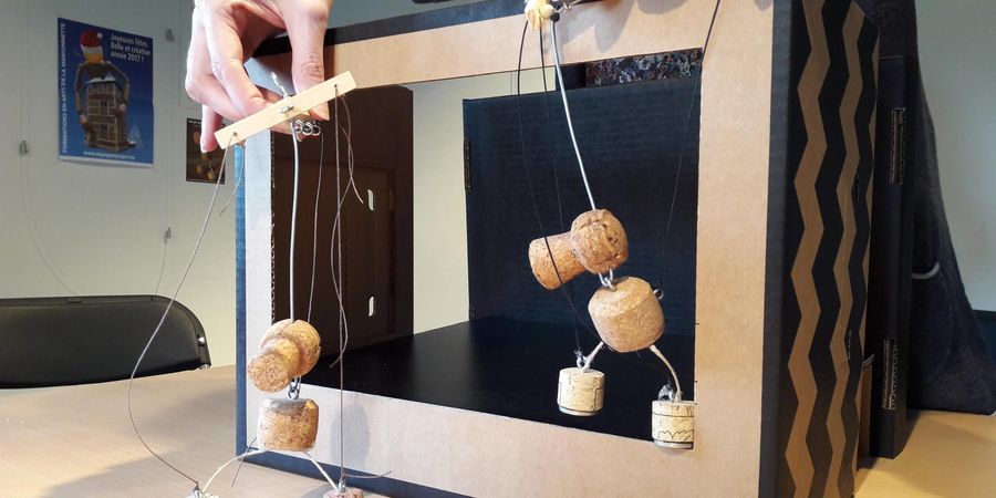 image - Je fabrique et je manipule ma marionnette à fils en bouchon